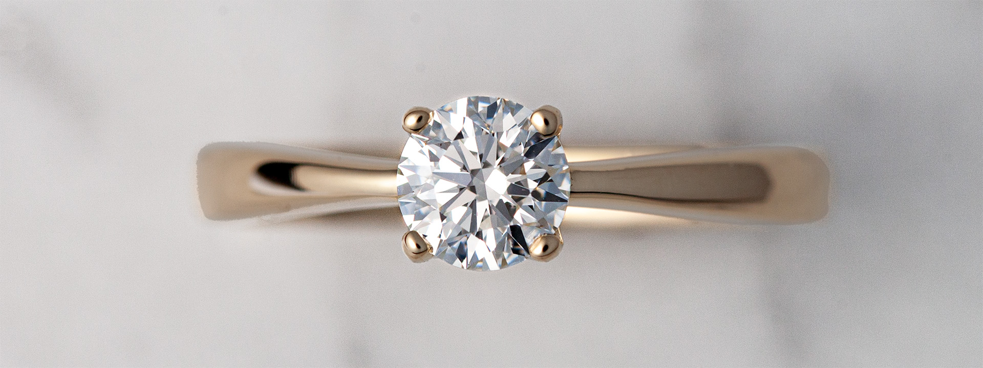 Deze Verlovingsring met diamant is ontworpen door goudsmid Harm Becking en handgemaakt in eigen atelier in Nijmgen.