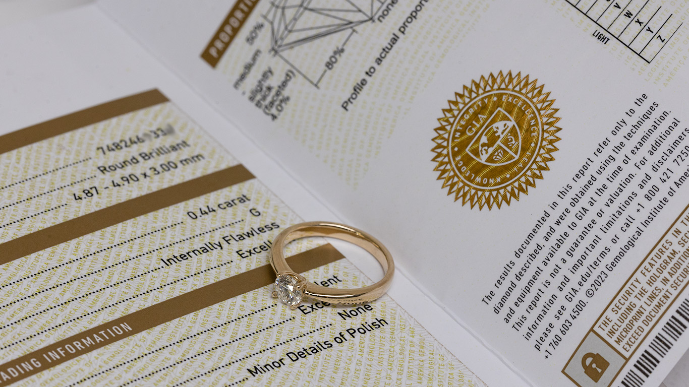 Verlovingsring op Gia diamant certificaat.
